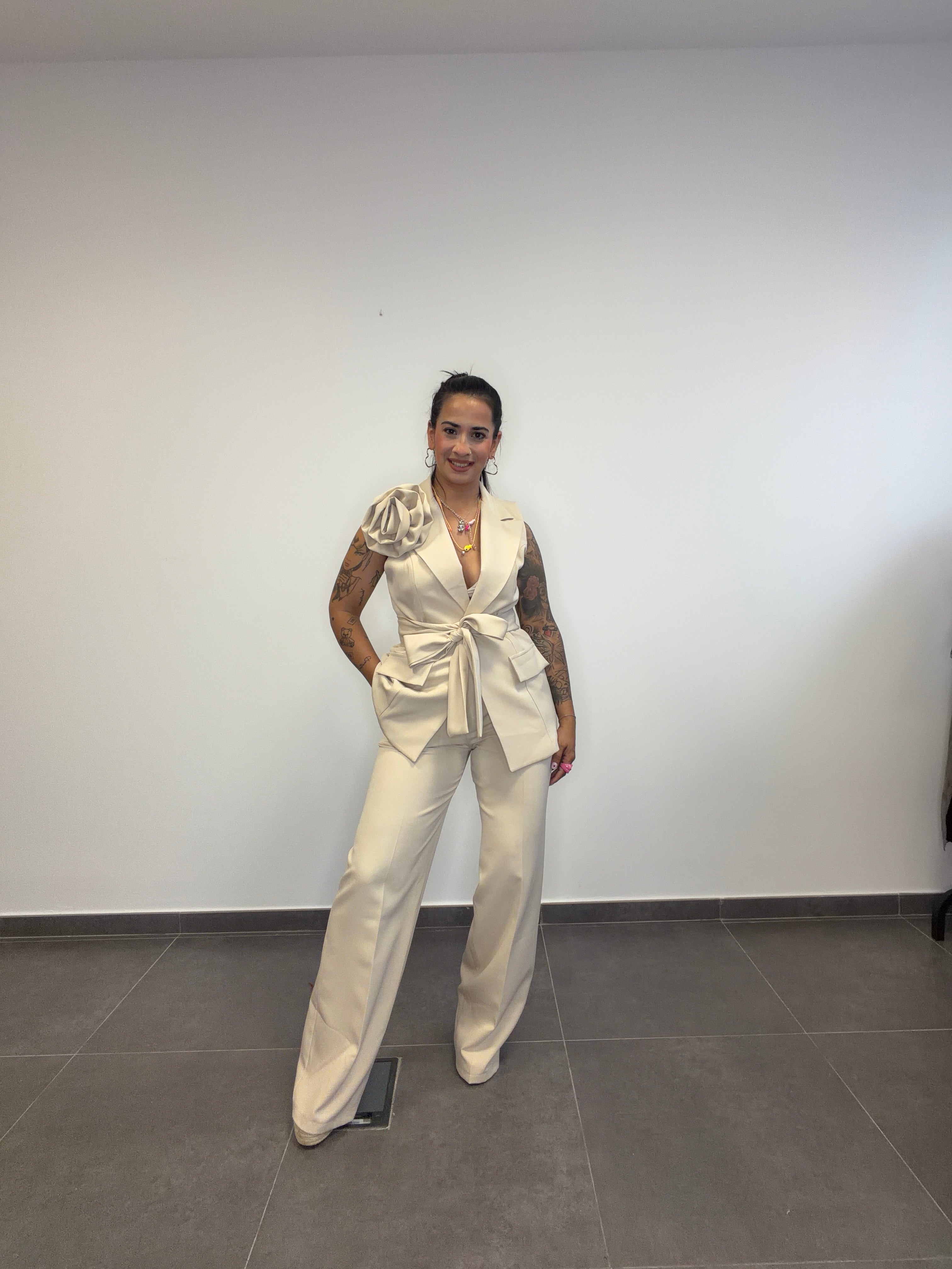 TRAJE FLOR BEIGE.
