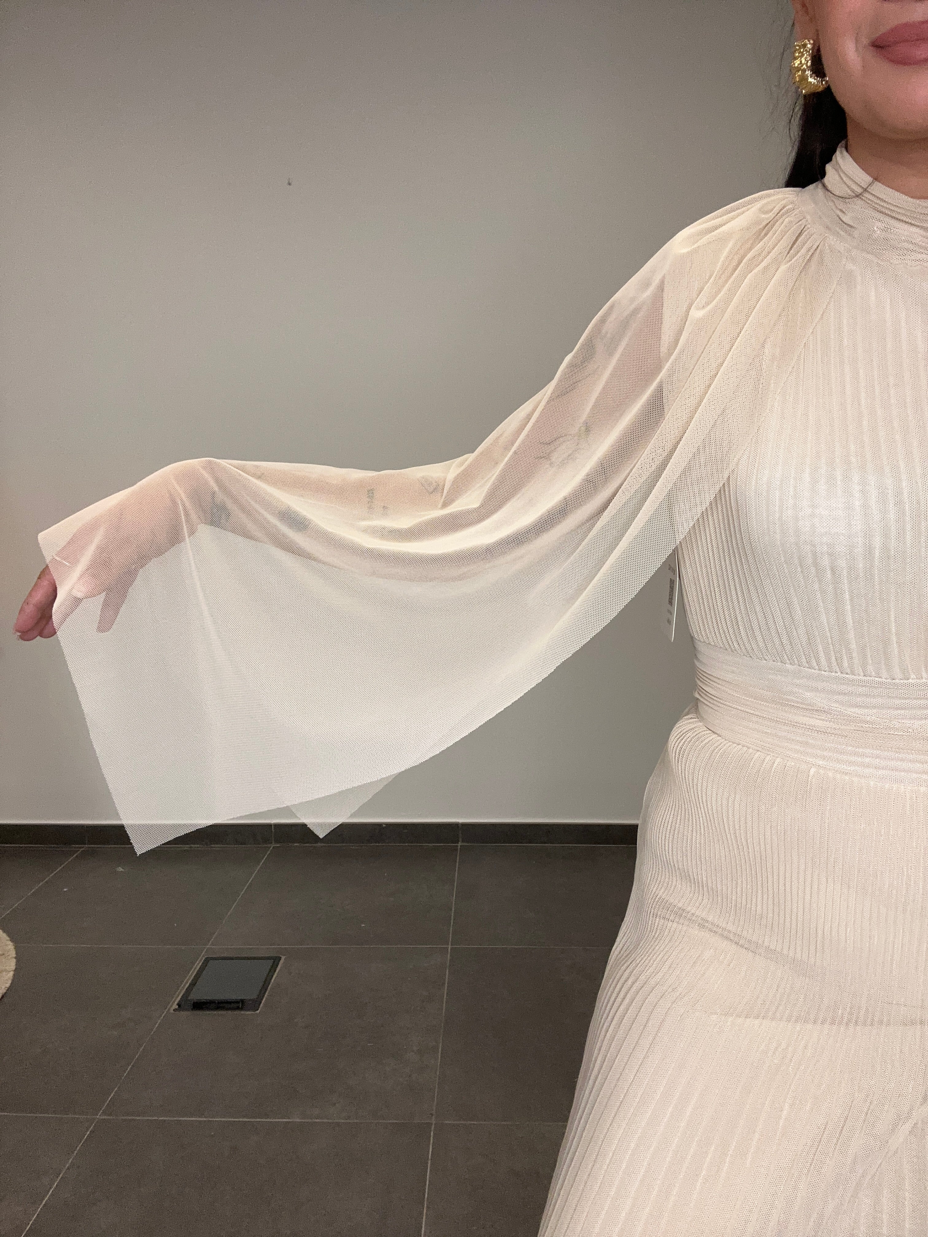 VESTIDO MANGAS TUL BEIGE.