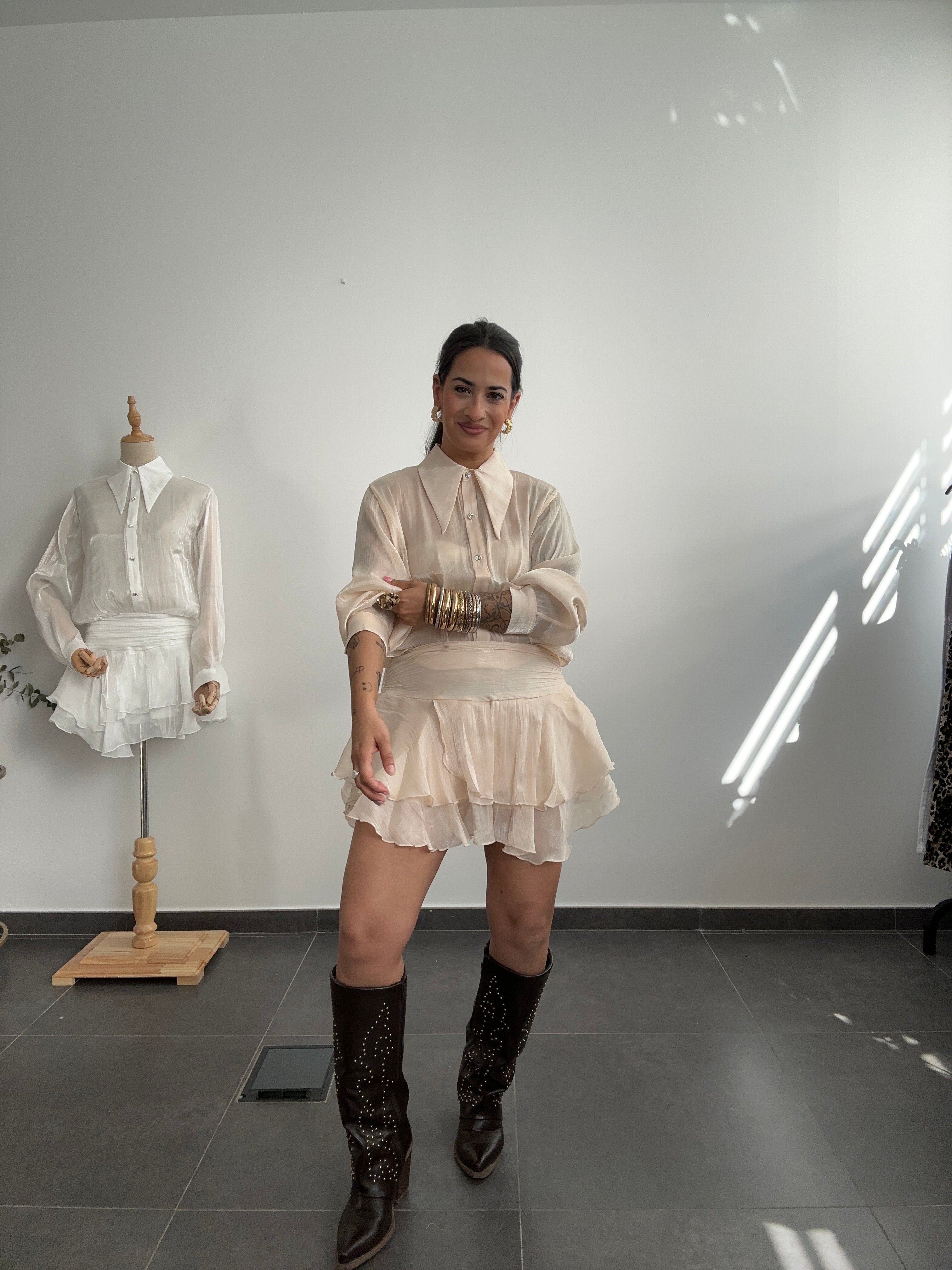 VESTIDO MINI SATÉN BEIGE.