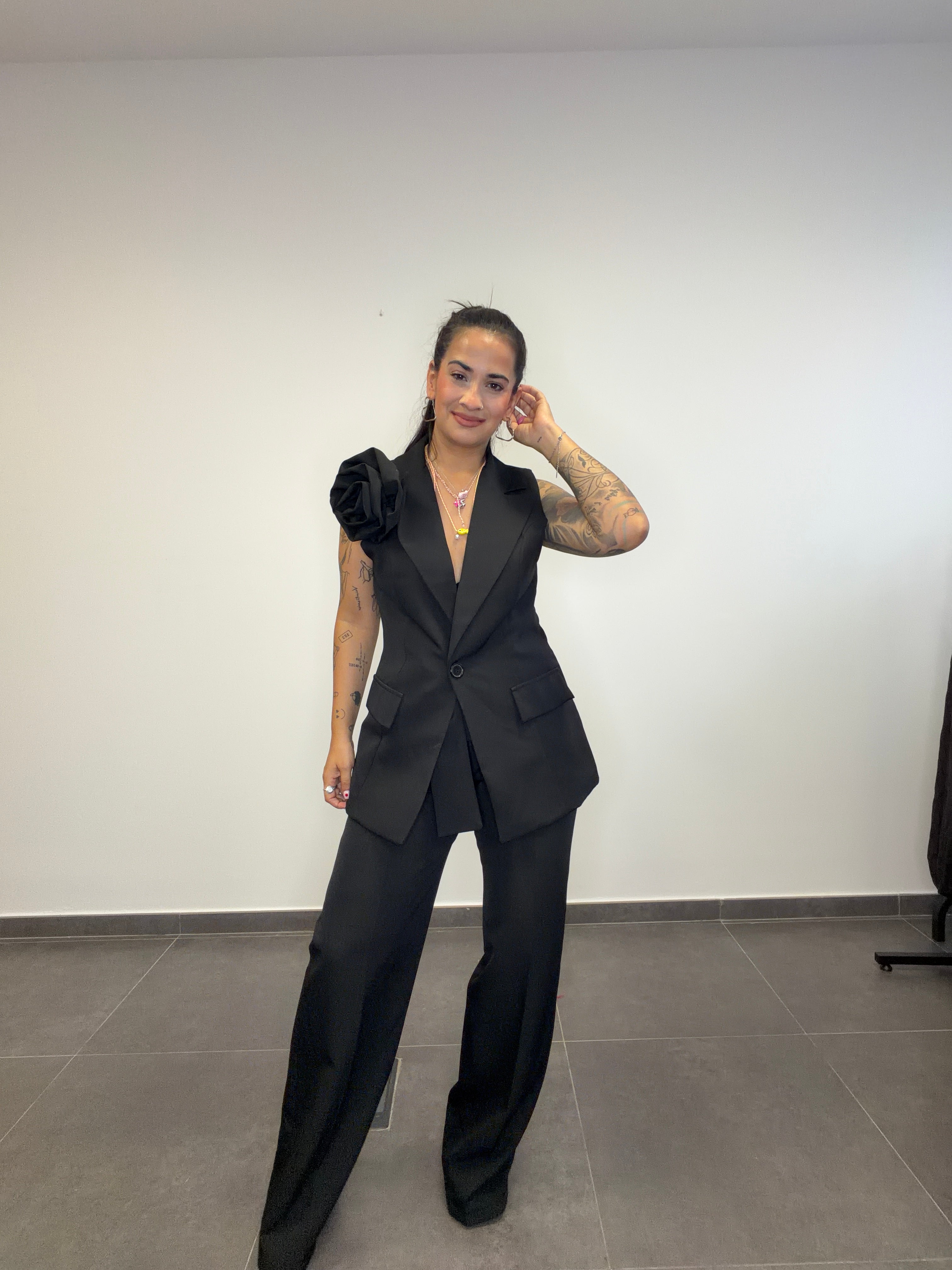 TRAJE FLOR NEGRO.