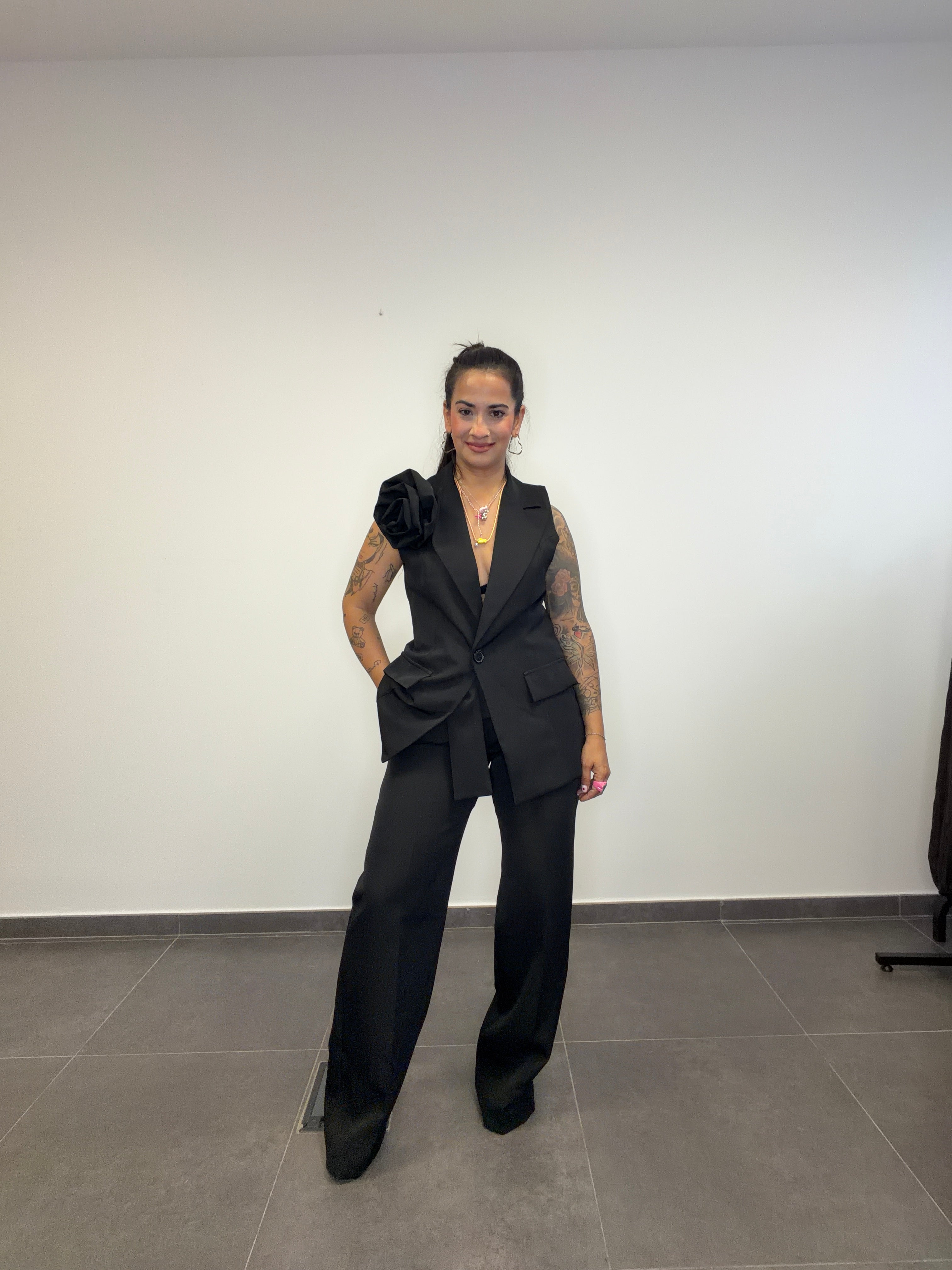 TRAJE FLOR NEGRO.