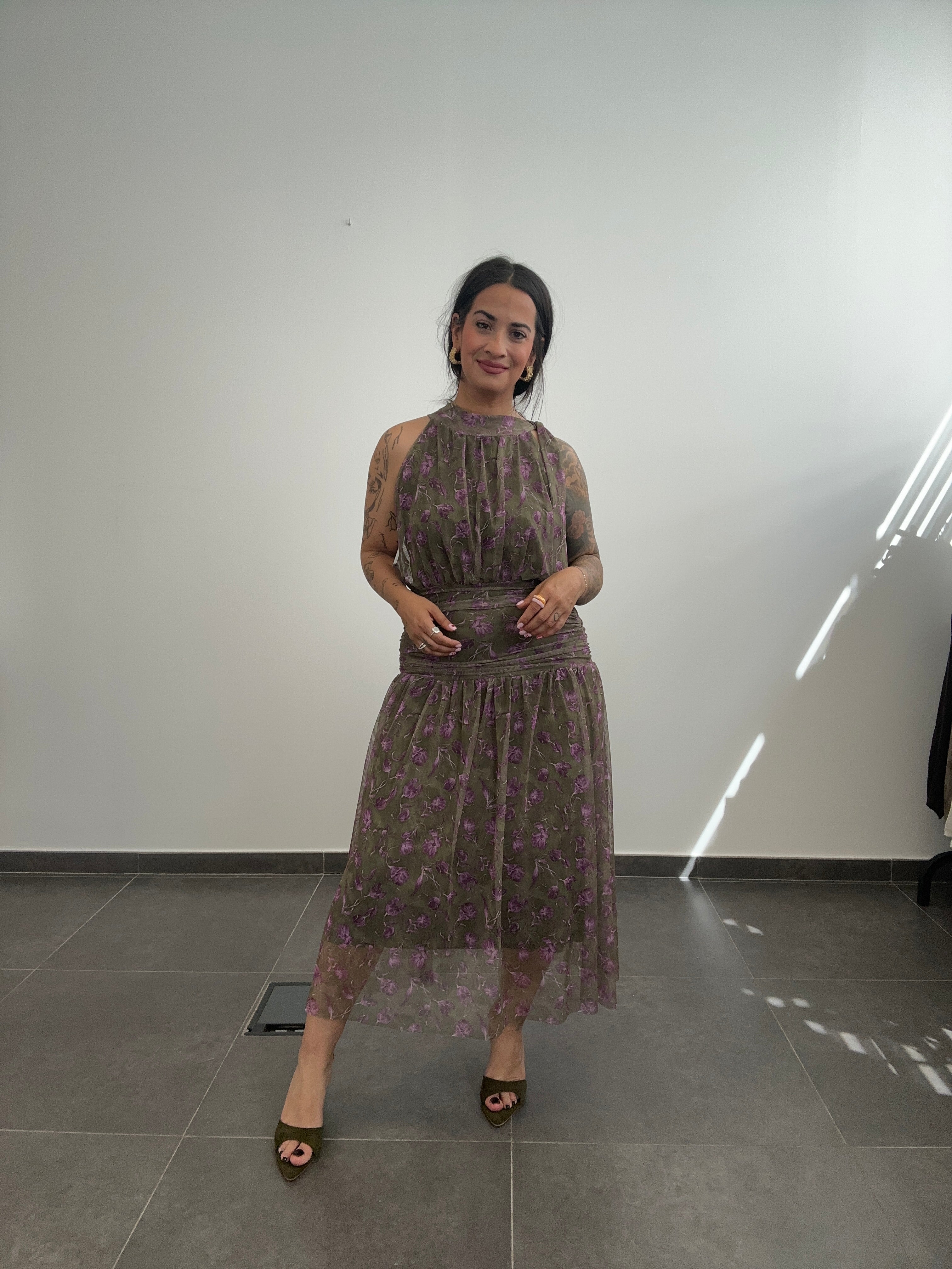 VESTIDO MIDI FLORAL.