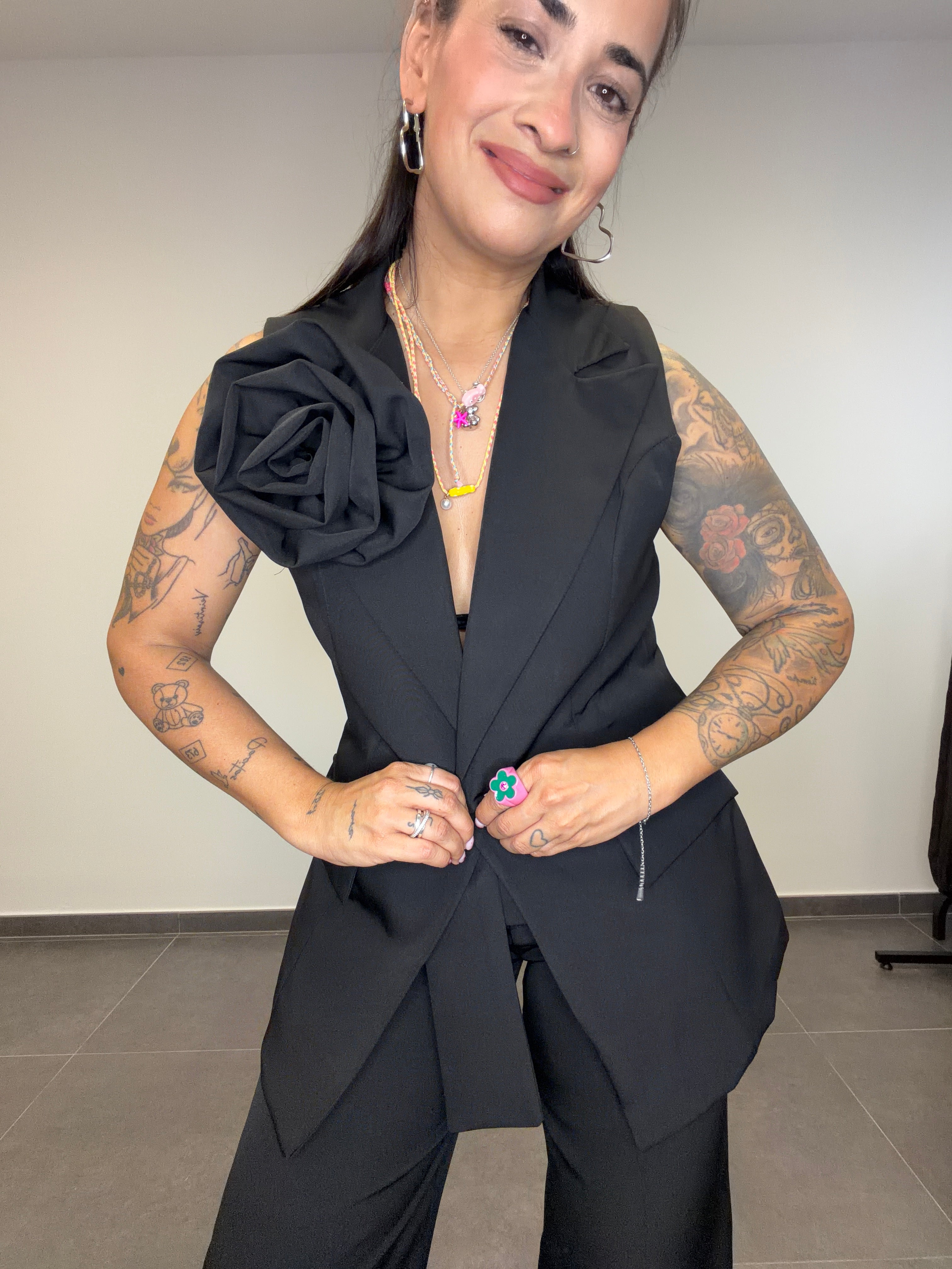 TRAJE FLOR NEGRO.