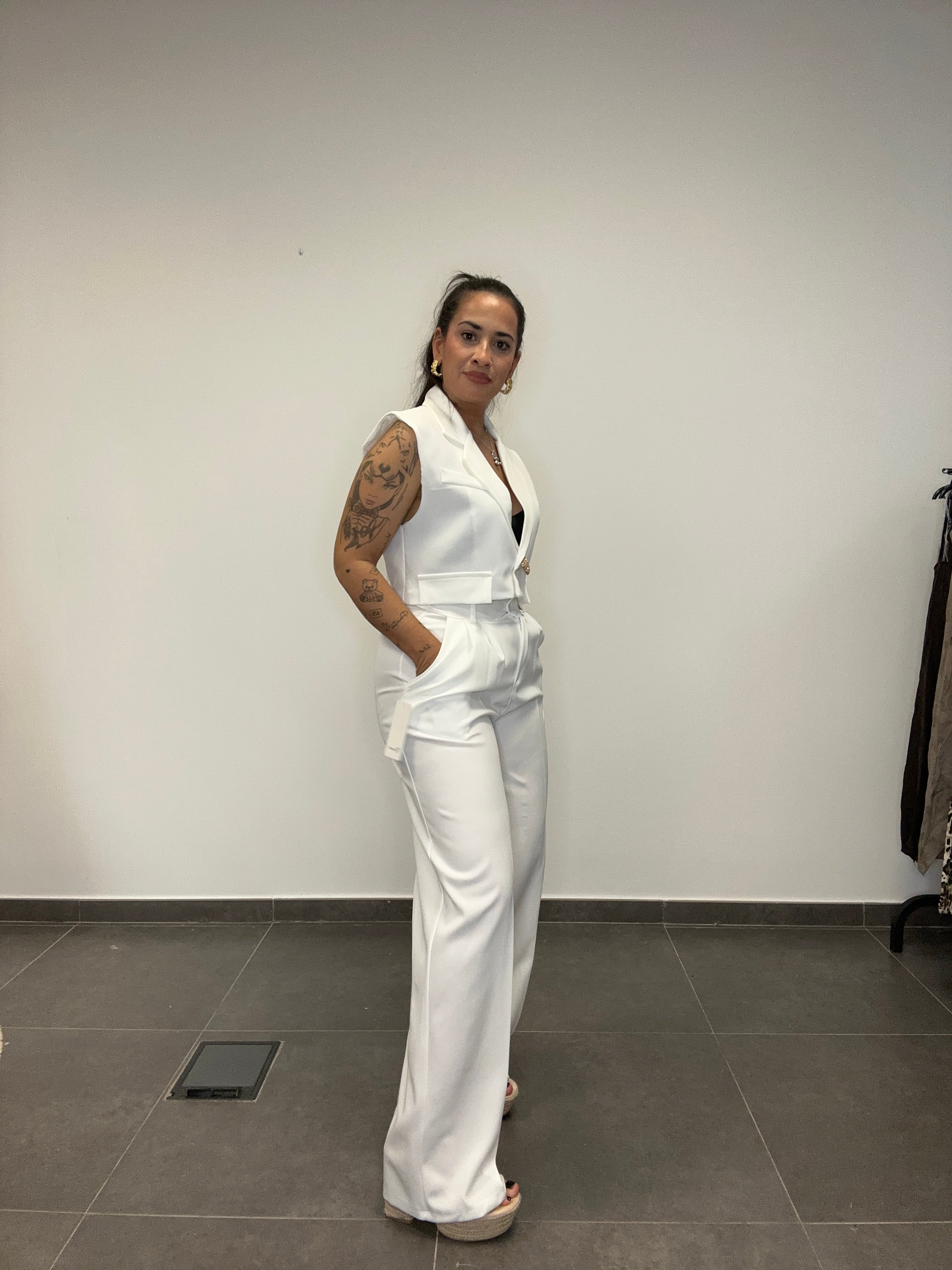 TRAJE CHALECO CROP BLANCO.