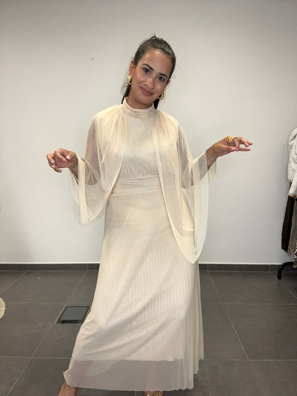 VESTIDO MANGAS TUL BEIGE.