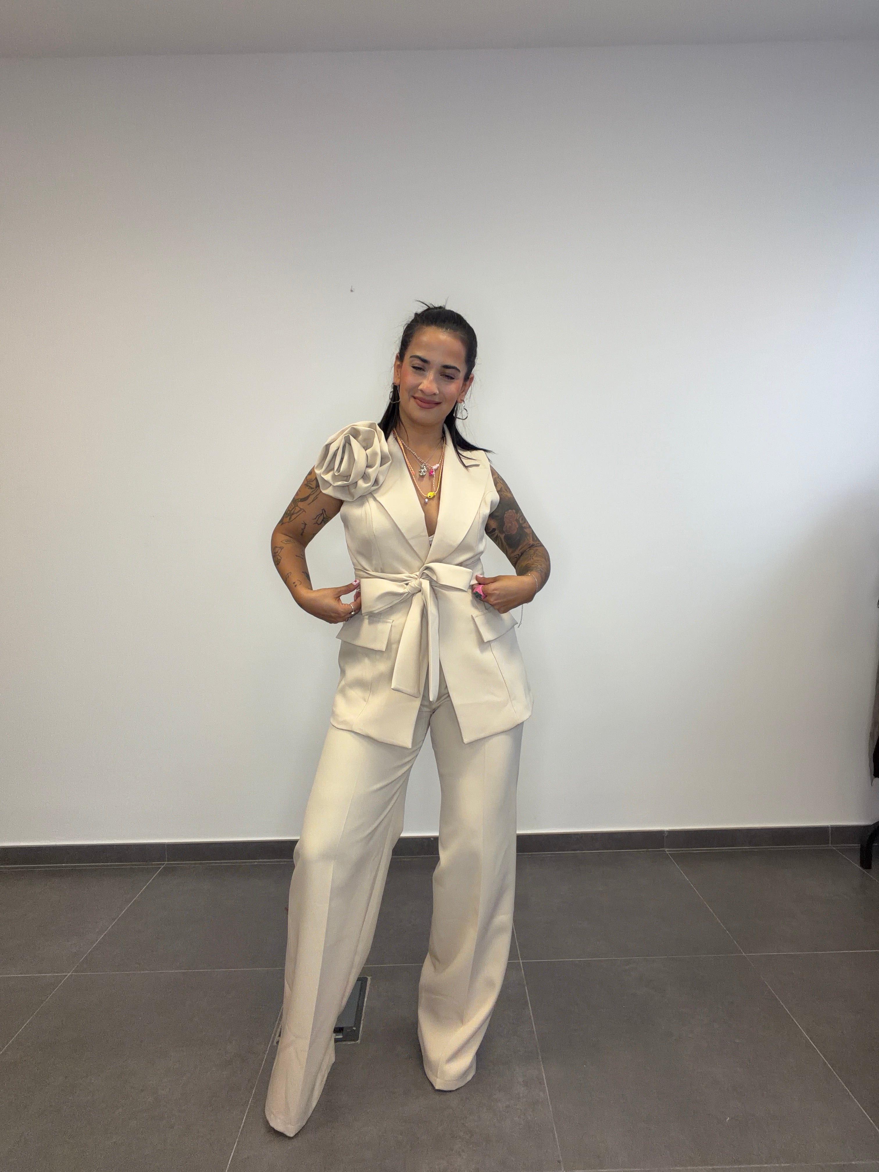TRAJE FLOR BEIGE.