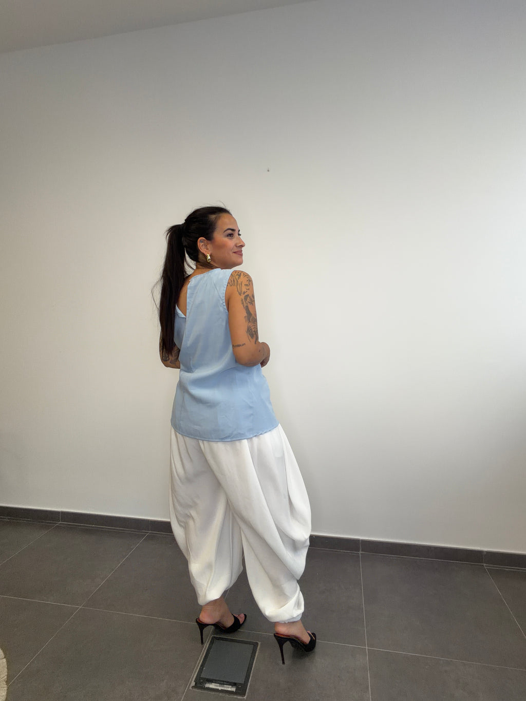 PANTALÓN MURCIÉLAGO BLANCO.