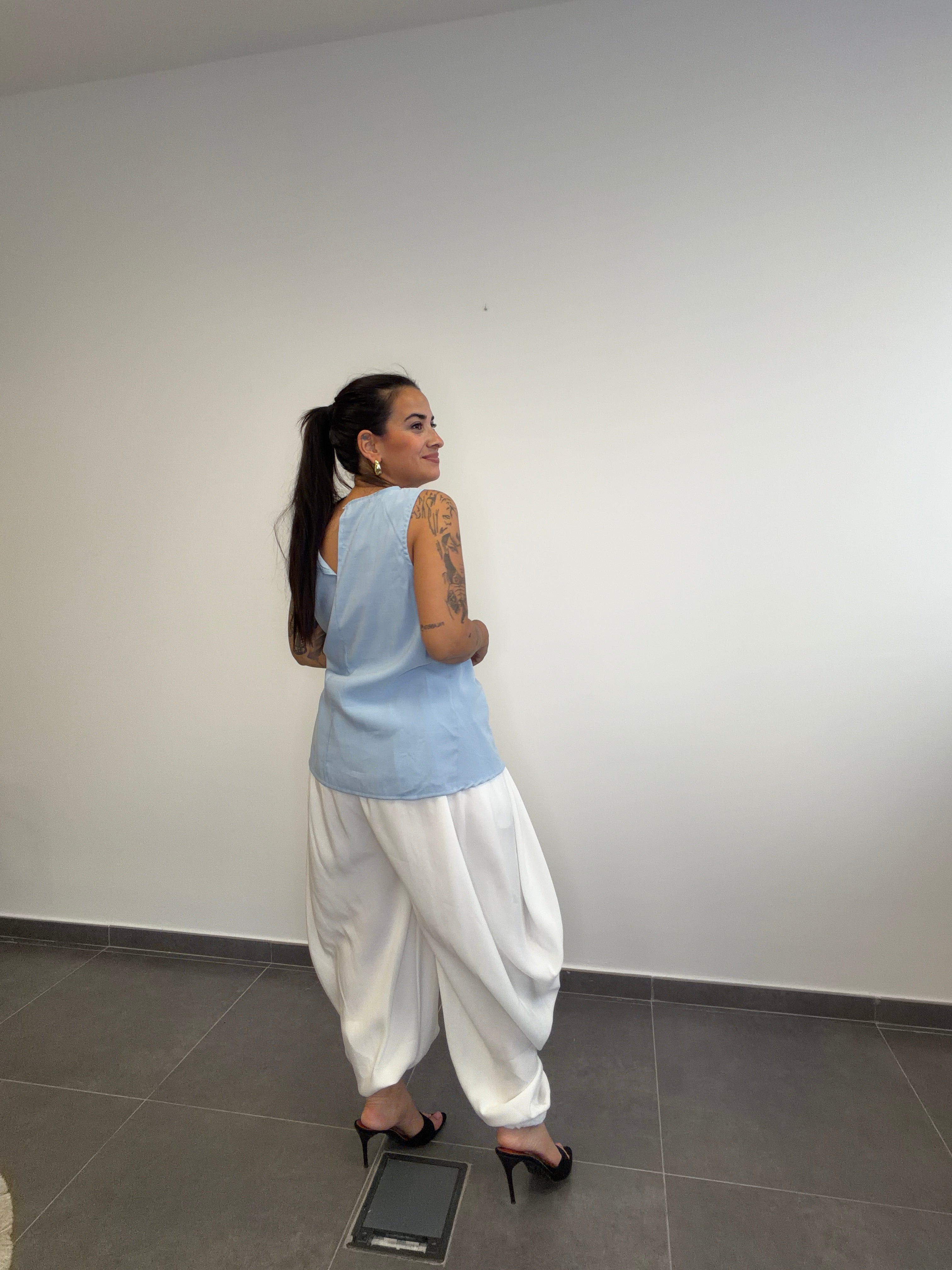 PANTALÓN MURCIÉLAGO BLANCO.