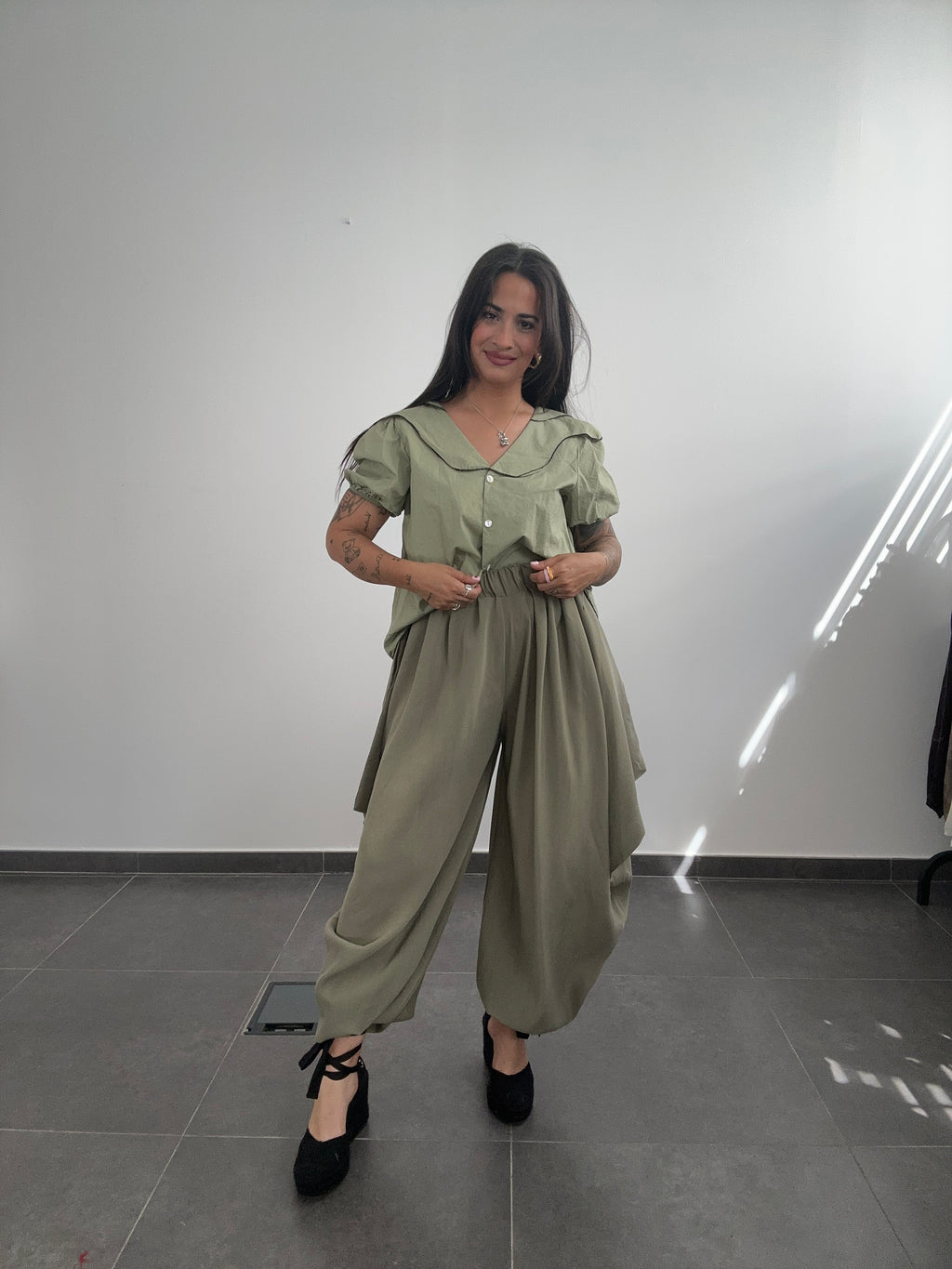 PANTALÓN MURCIÉLAGO VERDE.