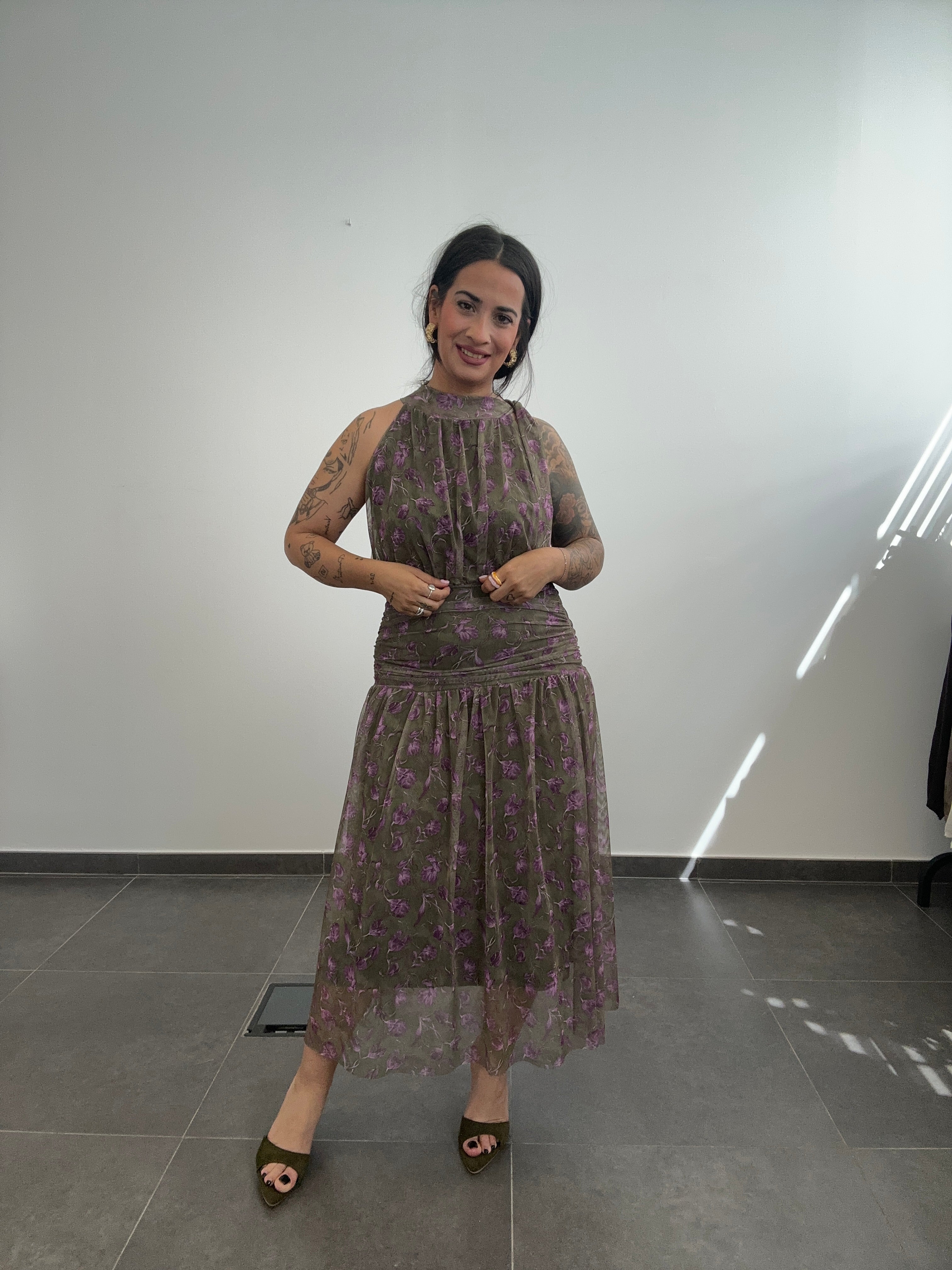 VESTIDO MIDI FLORAL.