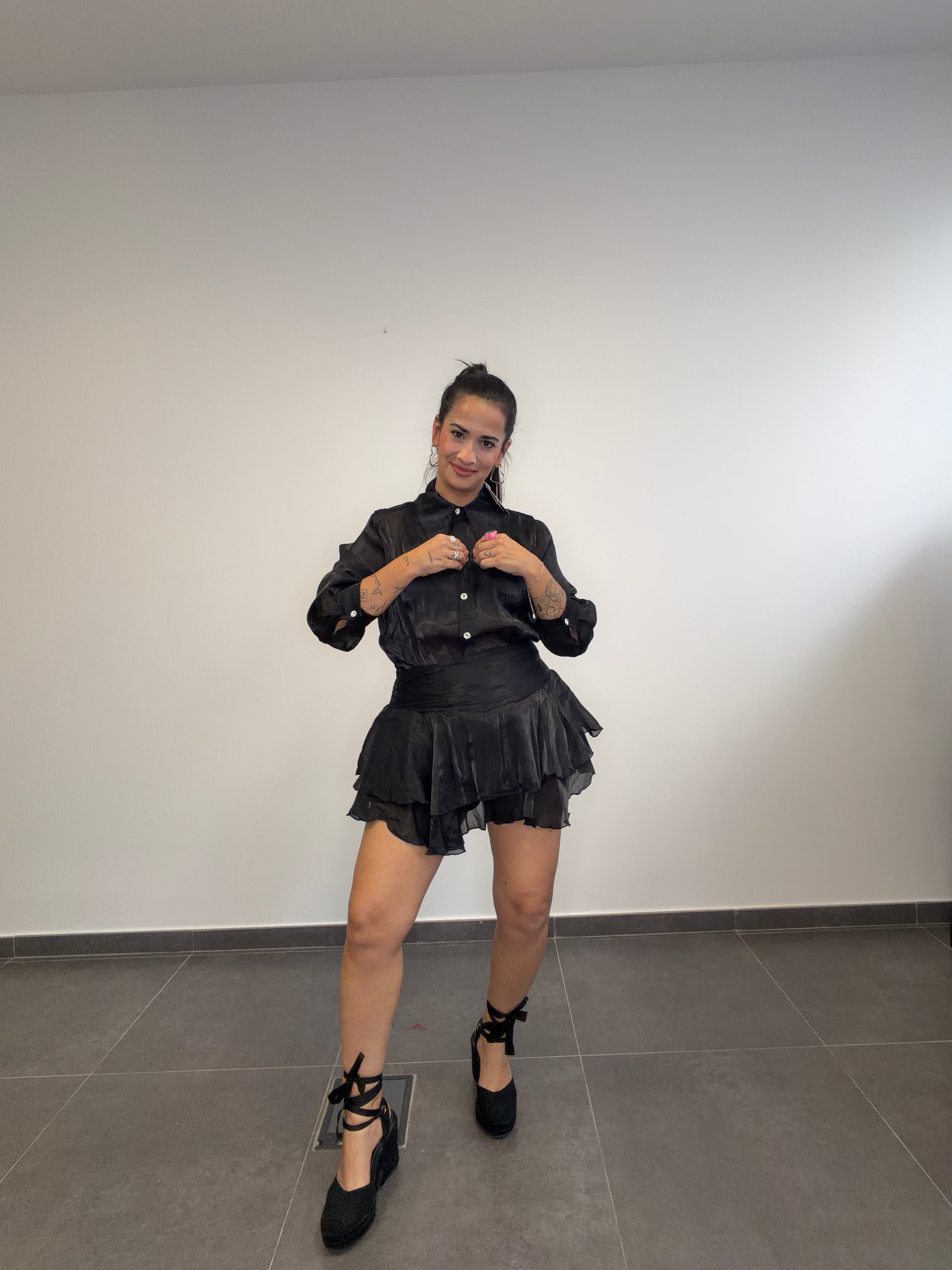 VESTIDO MIDI NEGRO.