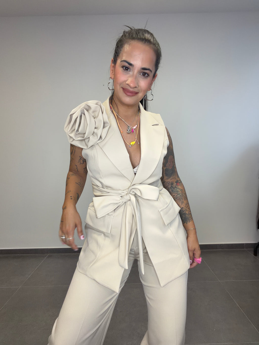 TRAJE FLOR BEIGE.