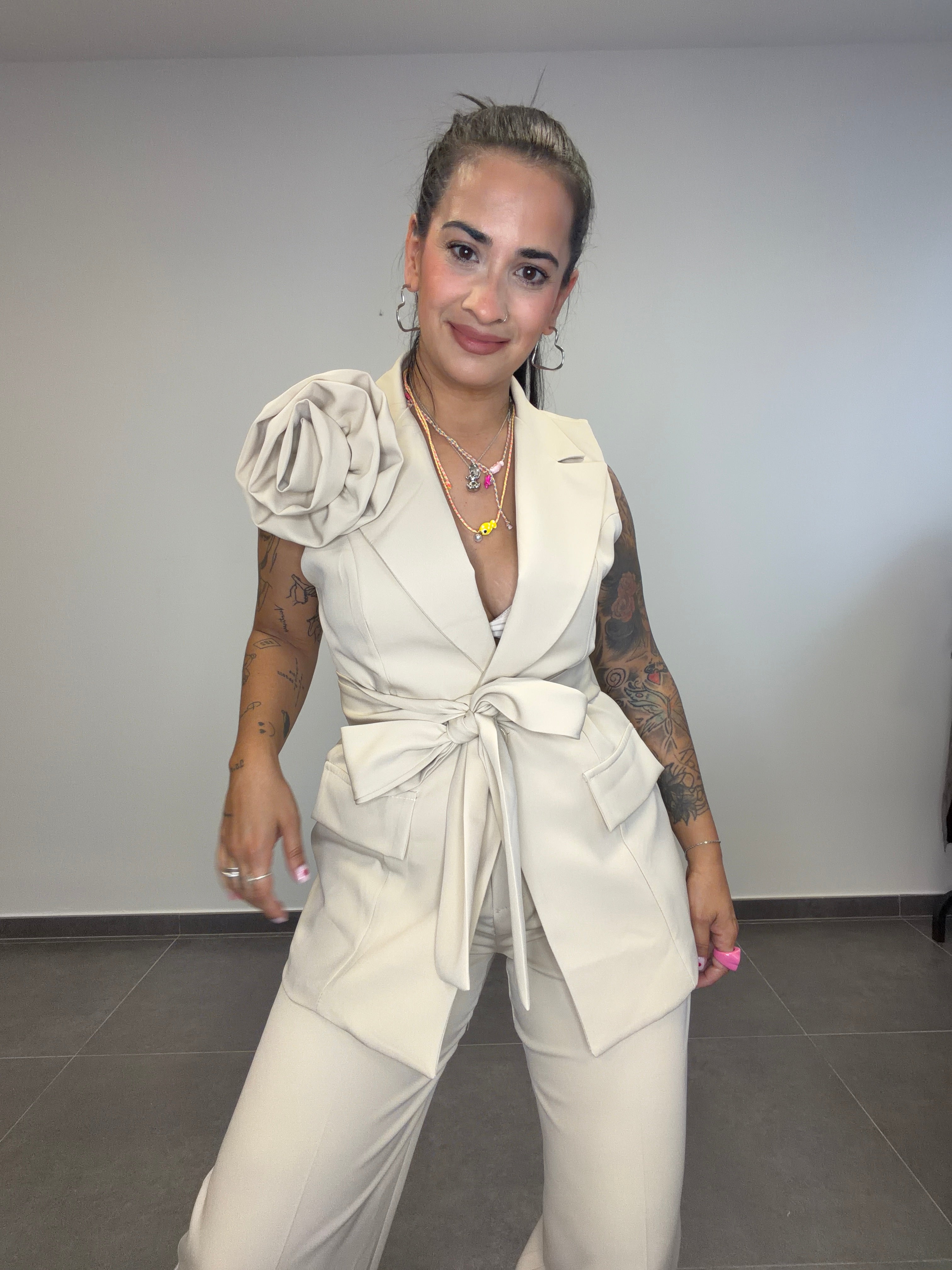 TRAJE FLOR BEIGE.