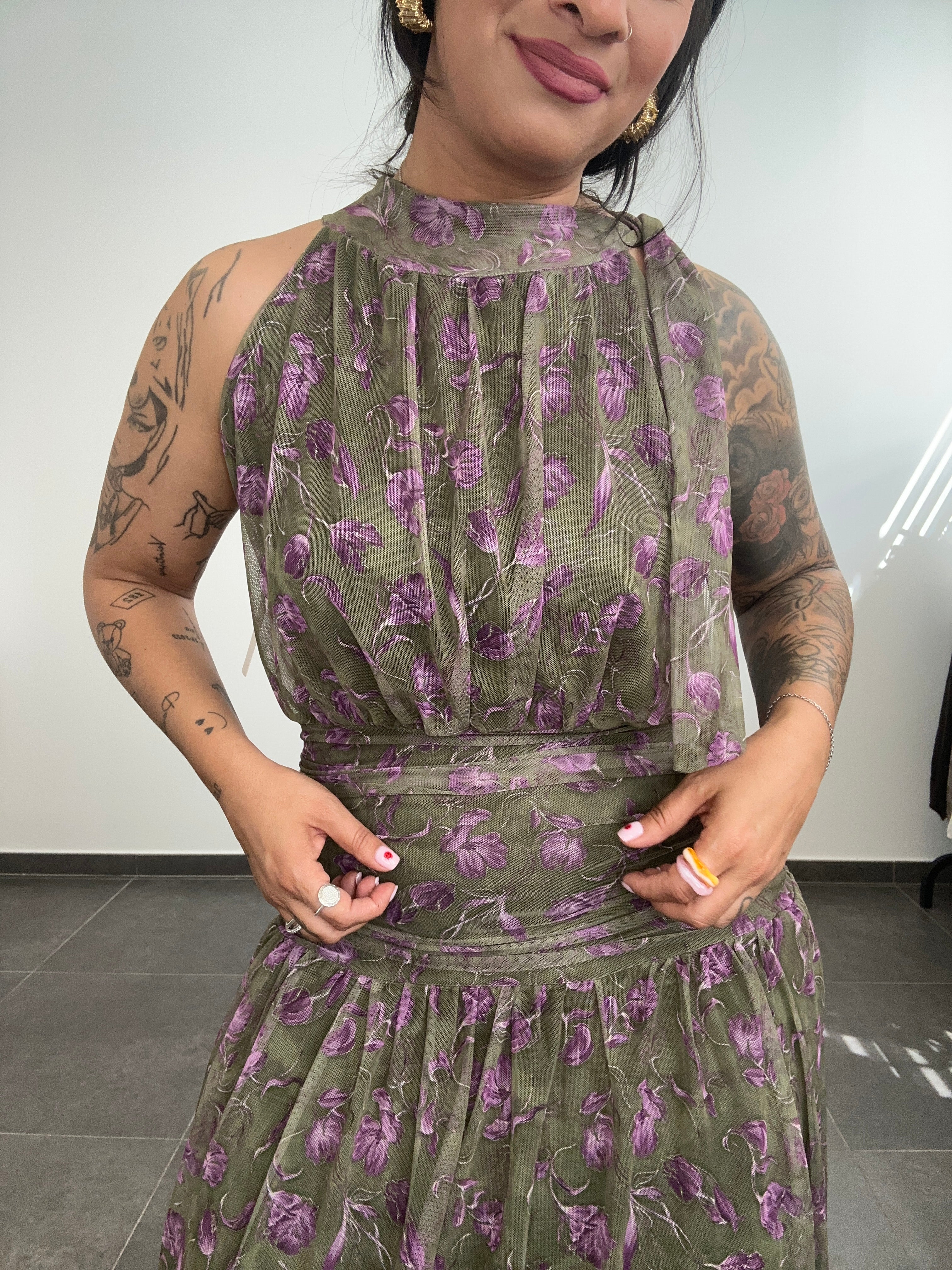 VESTIDO MIDI FLORAL.
