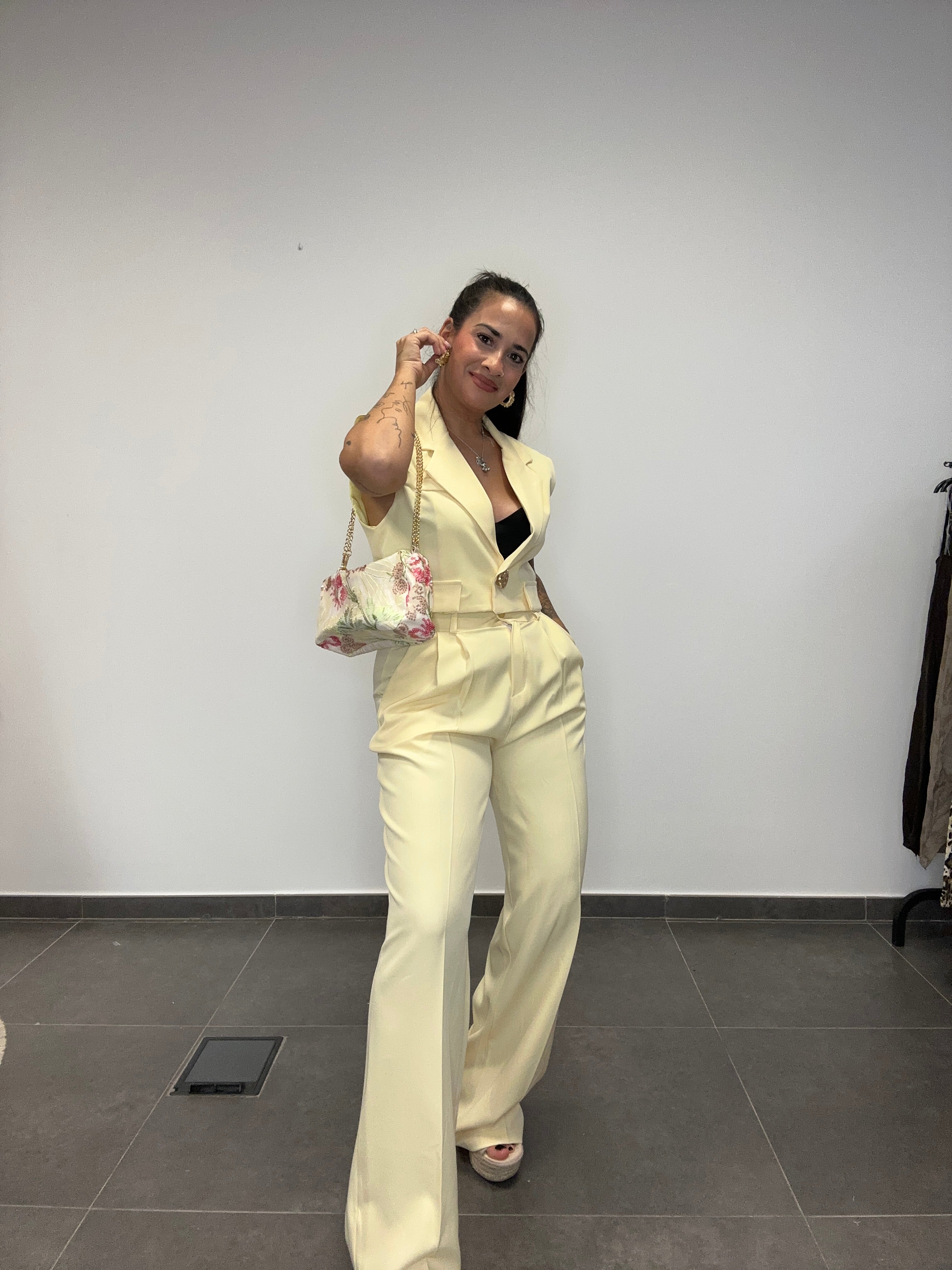 TRAJE CHALECO CROP AMARILLO.