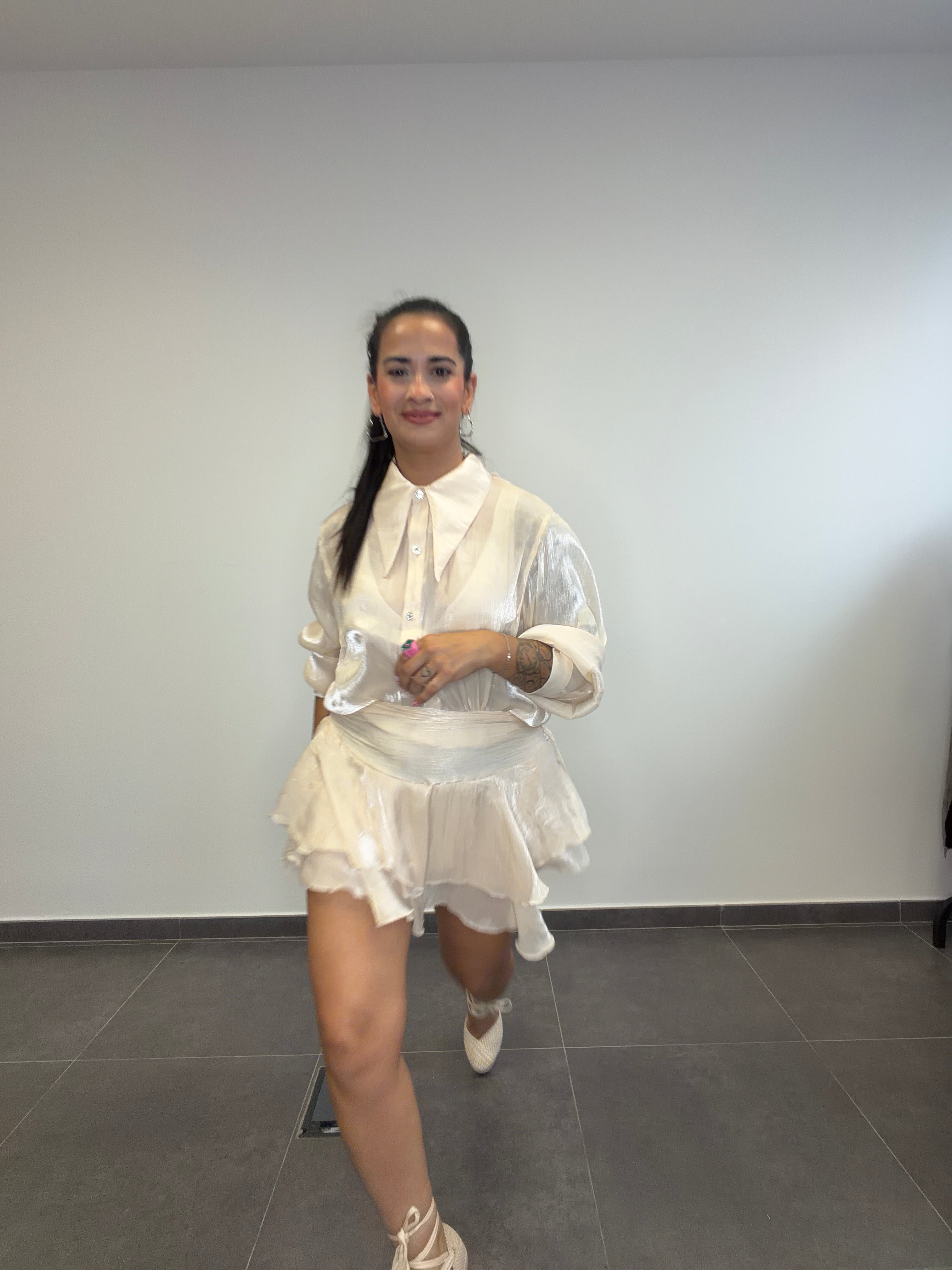 VESTIDO MIDI BEIGE.