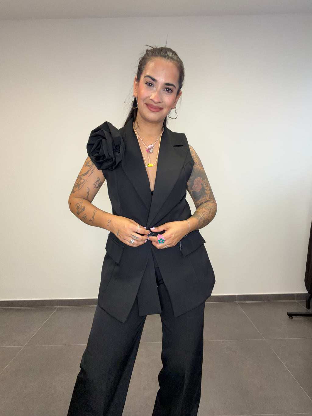 TRAJE FLOR NEGRO.