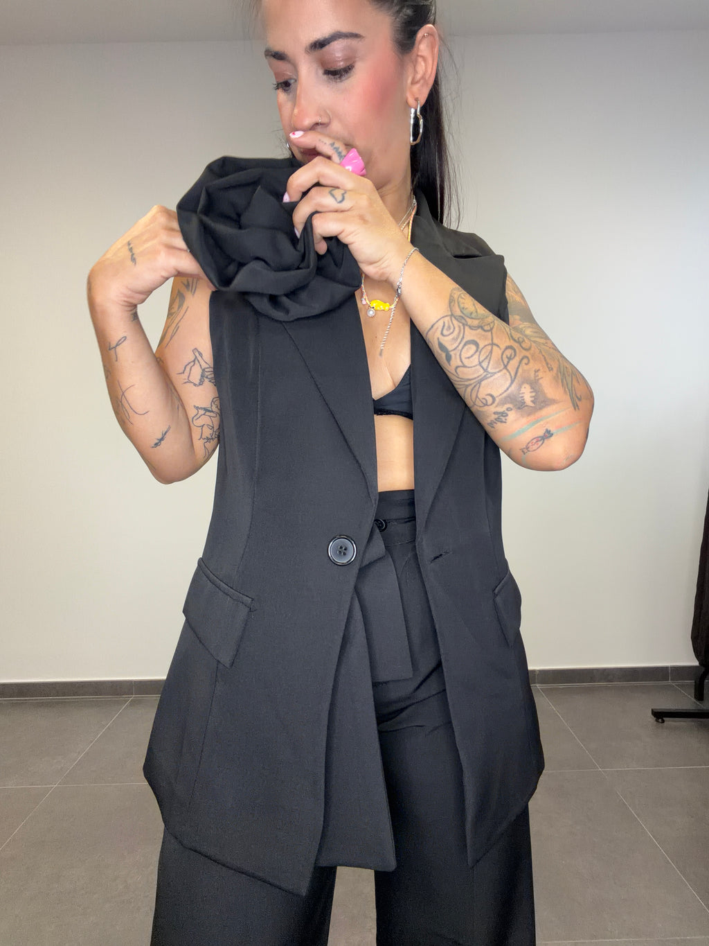 TRAJE FLOR NEGRO.