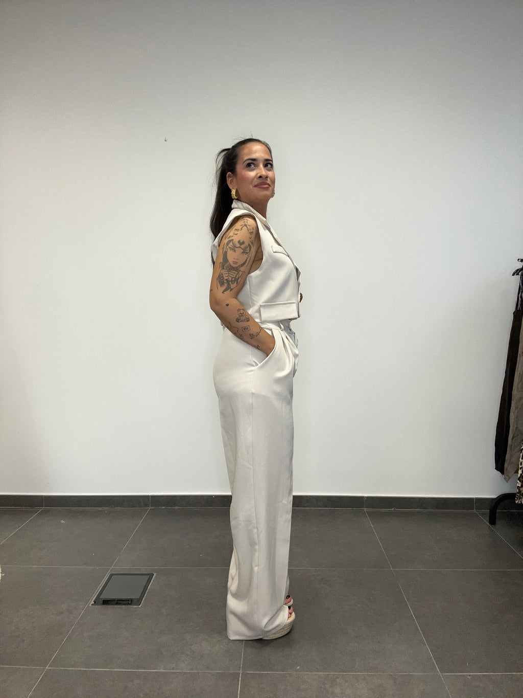 TRAJE CHALECO CROP BEIGE.