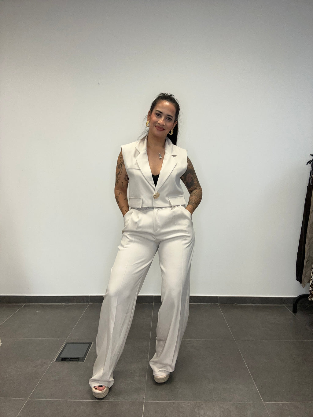 TRAJE CHALECO CROP BEIGE.