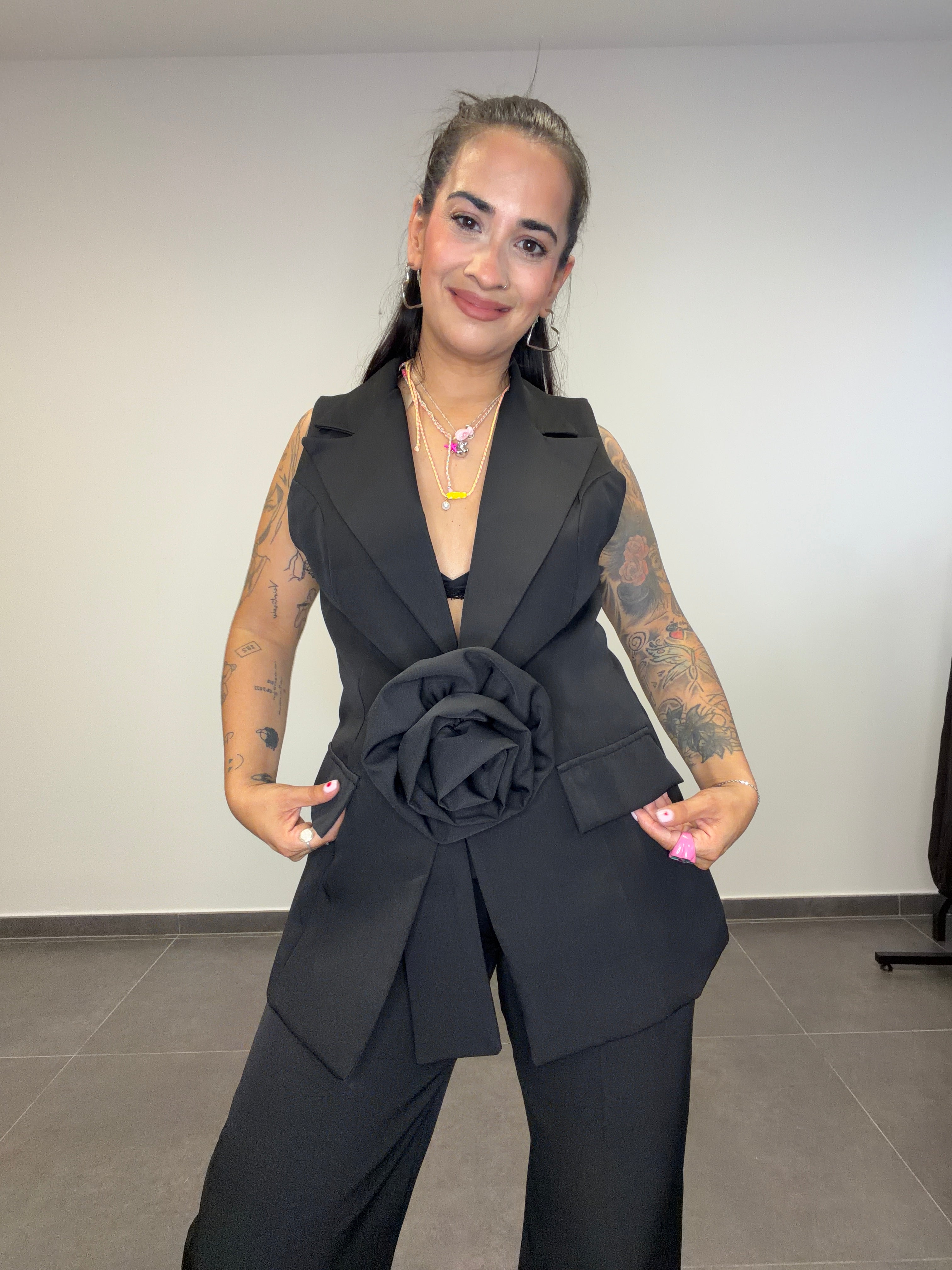 TRAJE FLOR NEGRO.