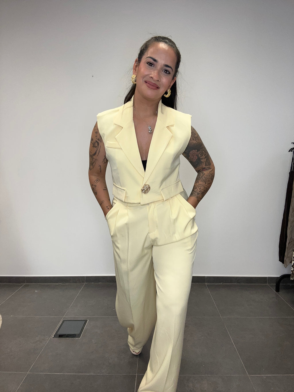 TRAJE CHALECO CROP AMARILLO.