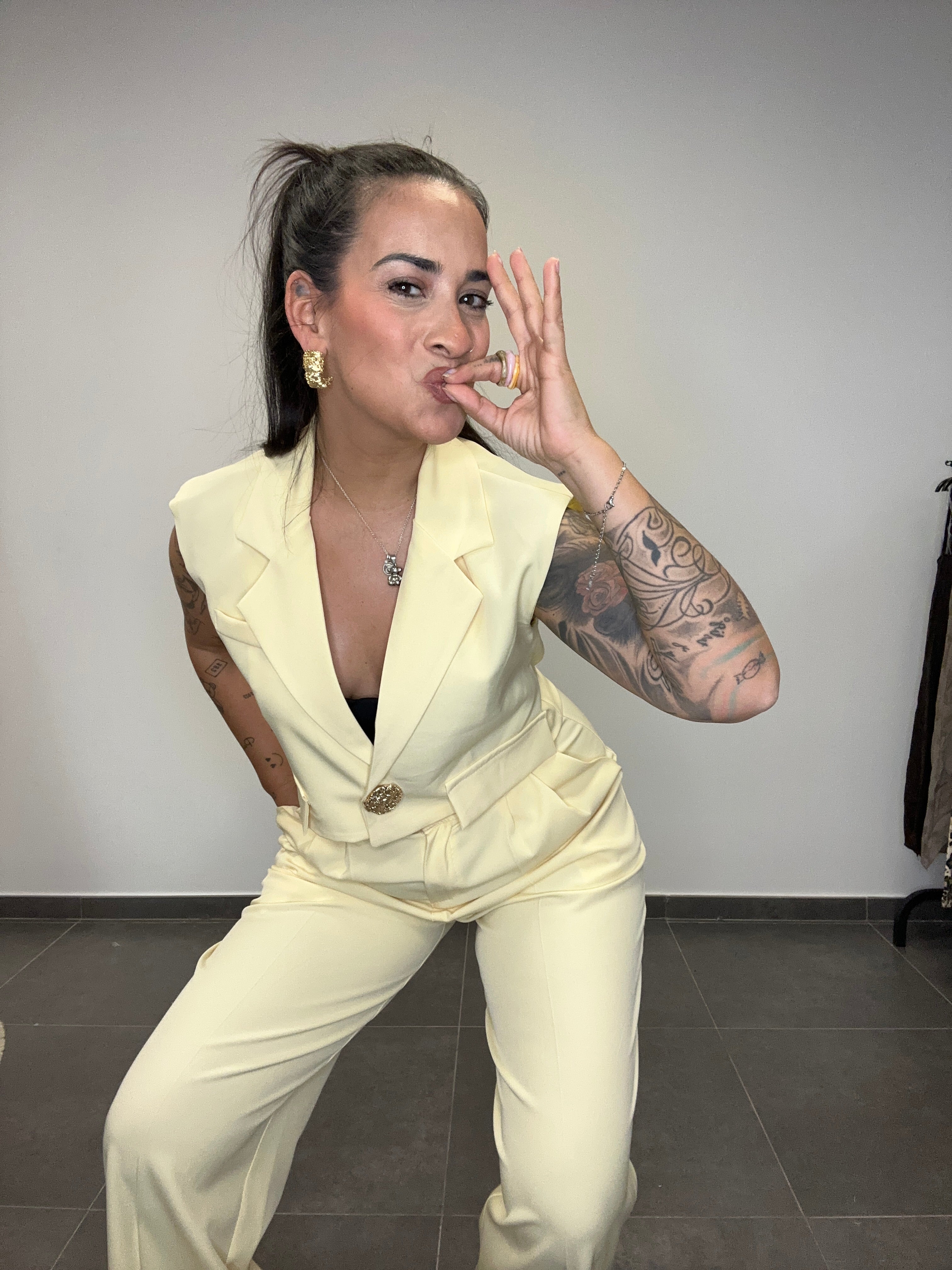 TRAJE CHALECO CROP AMARILLO.