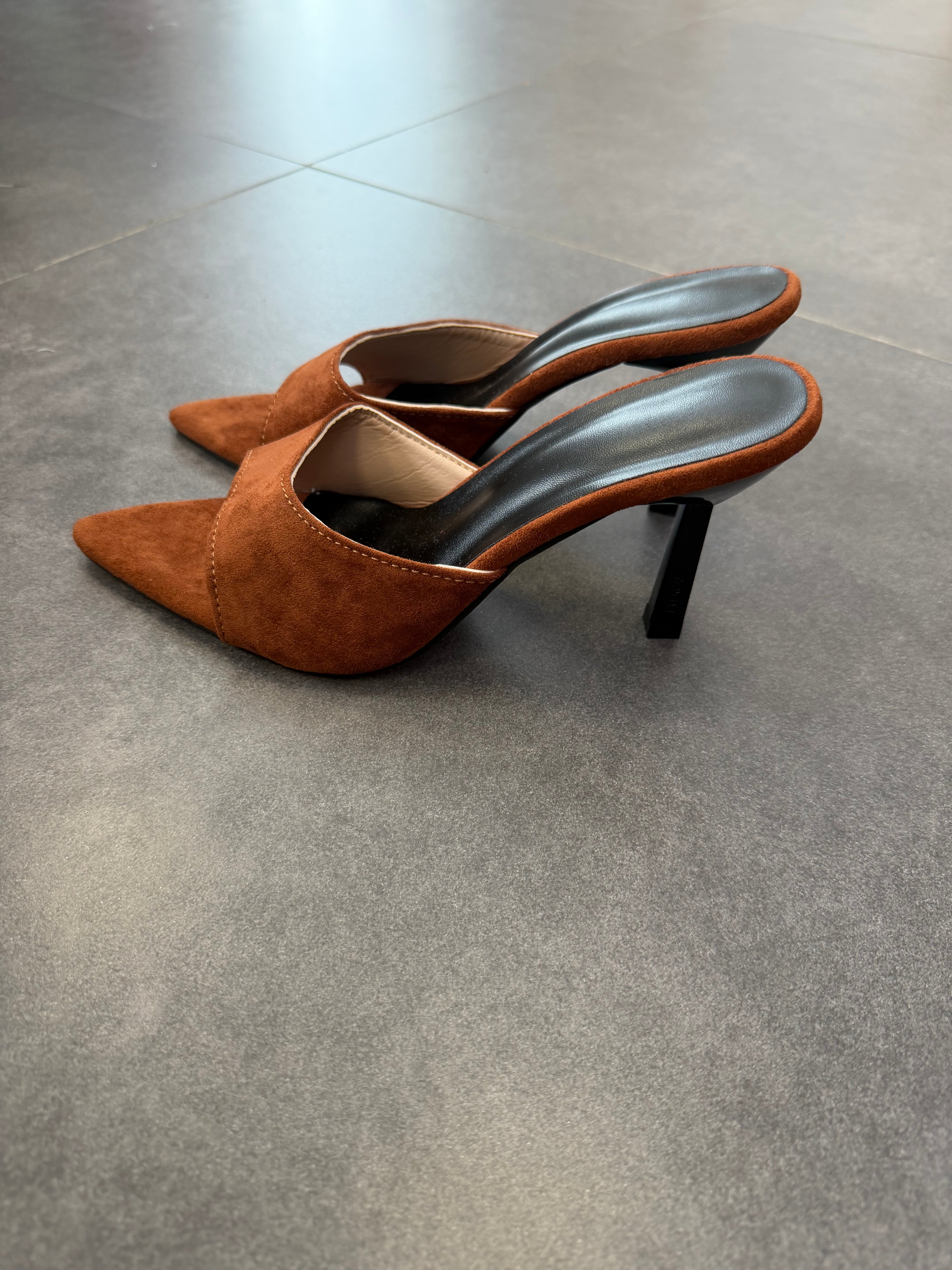 •STILETOS CAMEL•