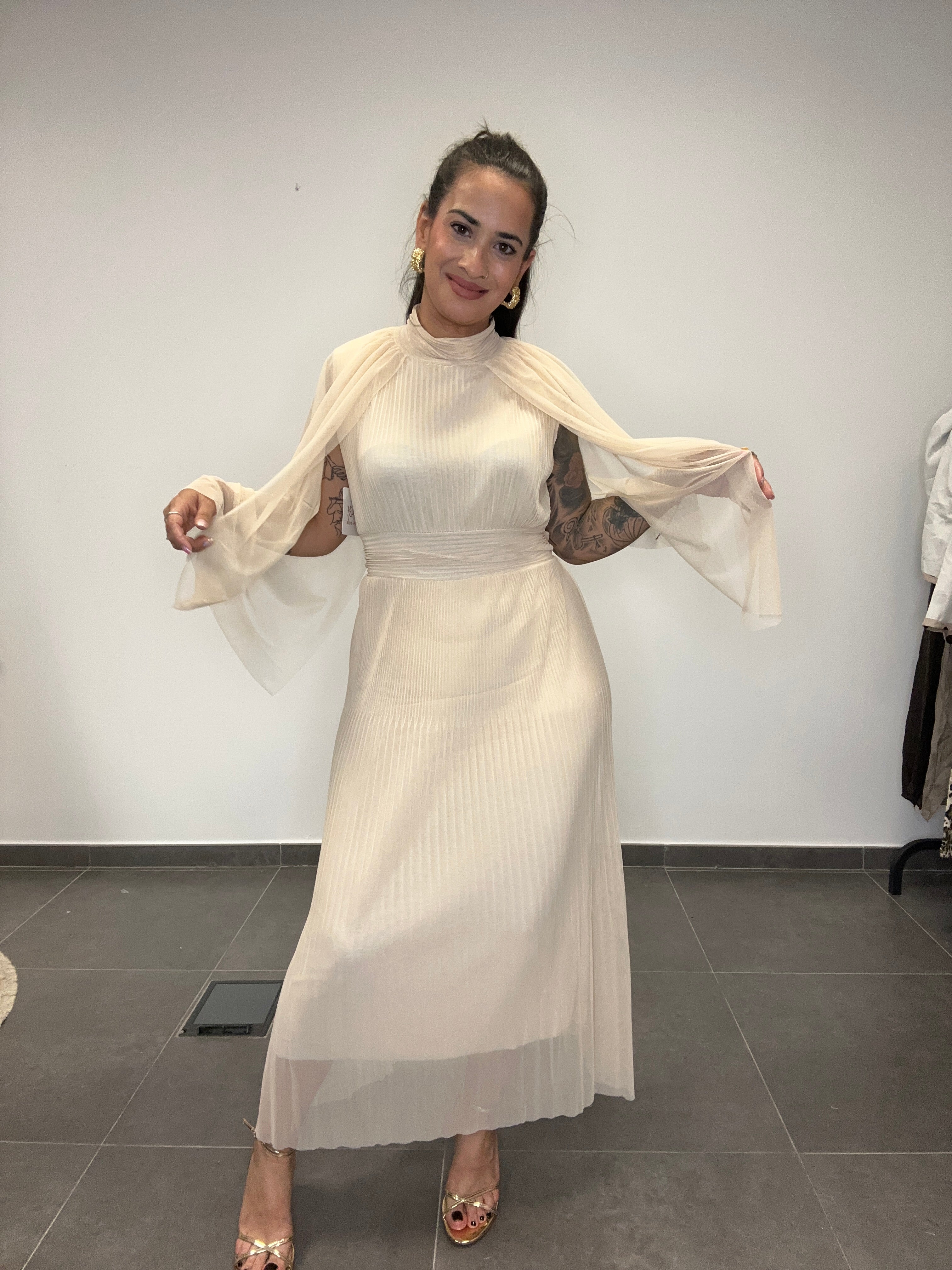 VESTIDO MANGAS TUL BEIGE.