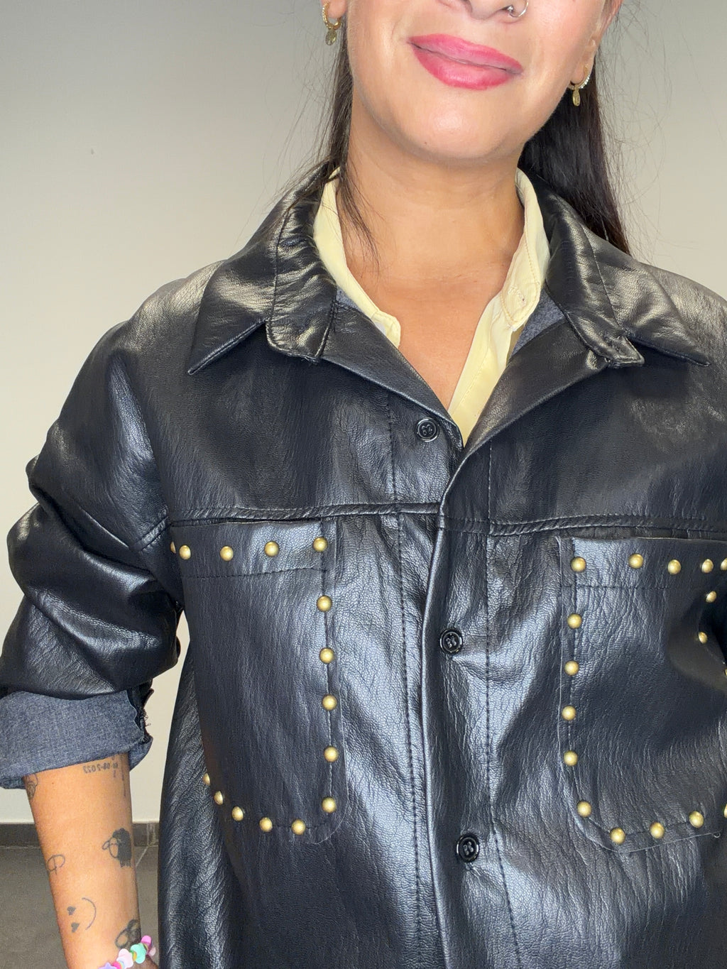 •CAMISA TACHUELAS POLIPIEL NEGRA•