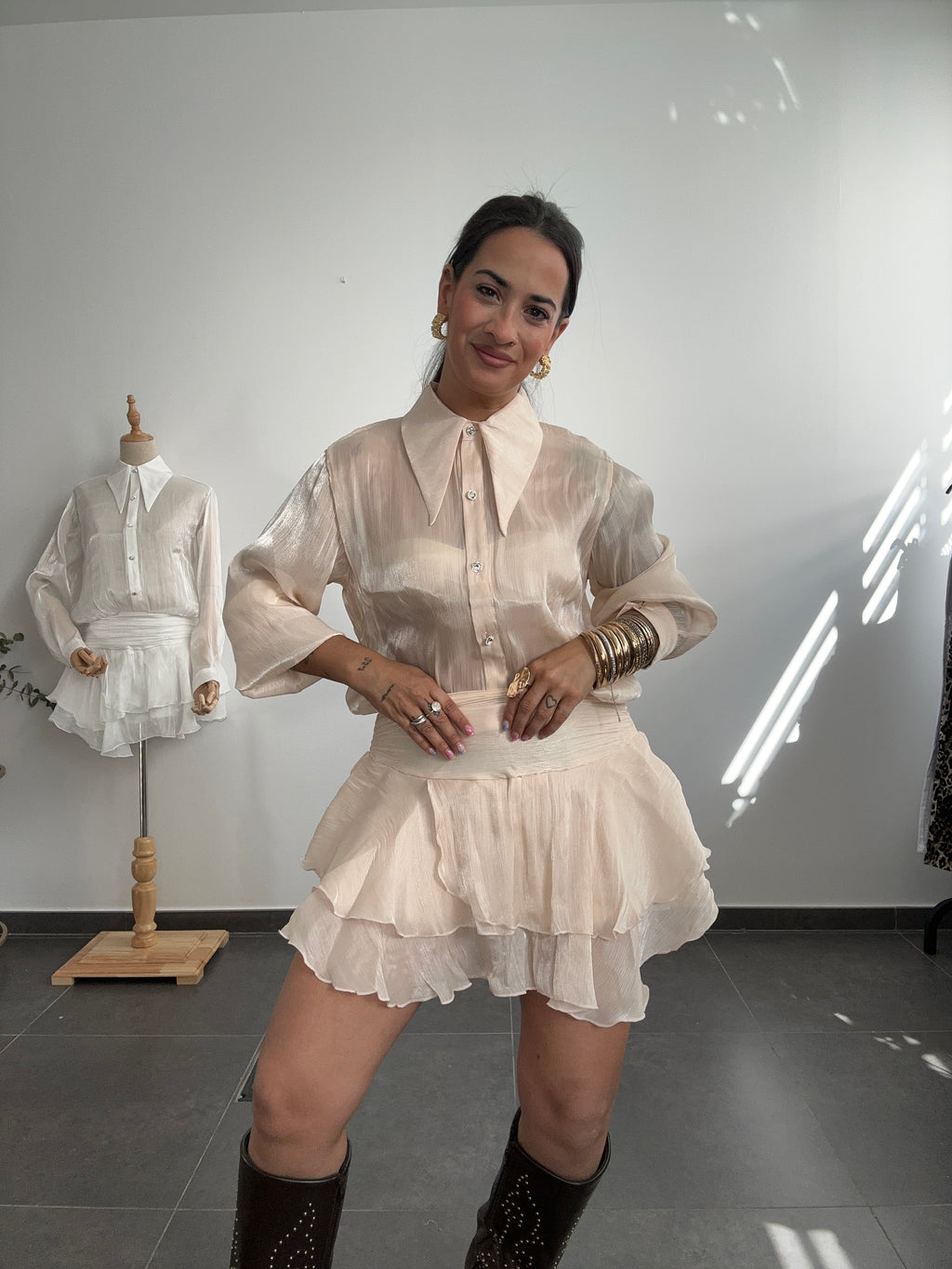 VESTIDO MINI SATÉN BEIGE.