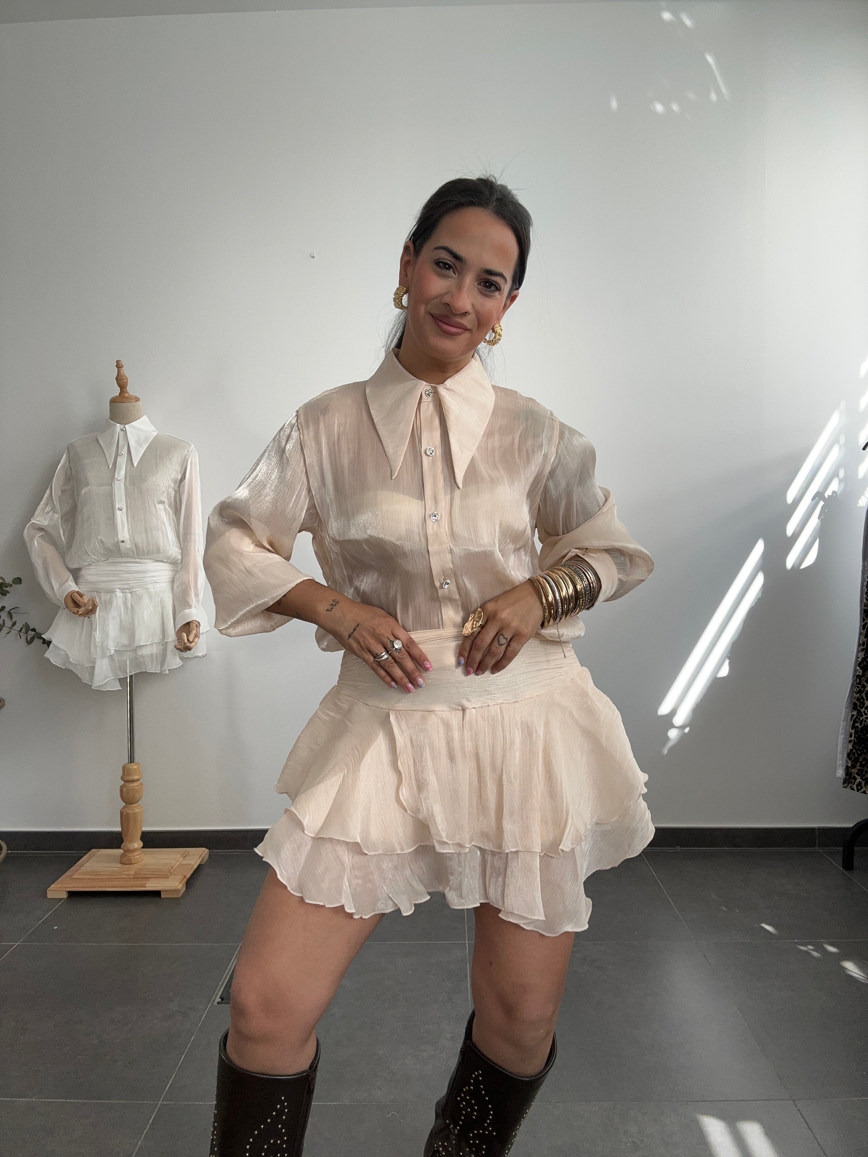 VESTIDO MINI SATÉN BEIGE.