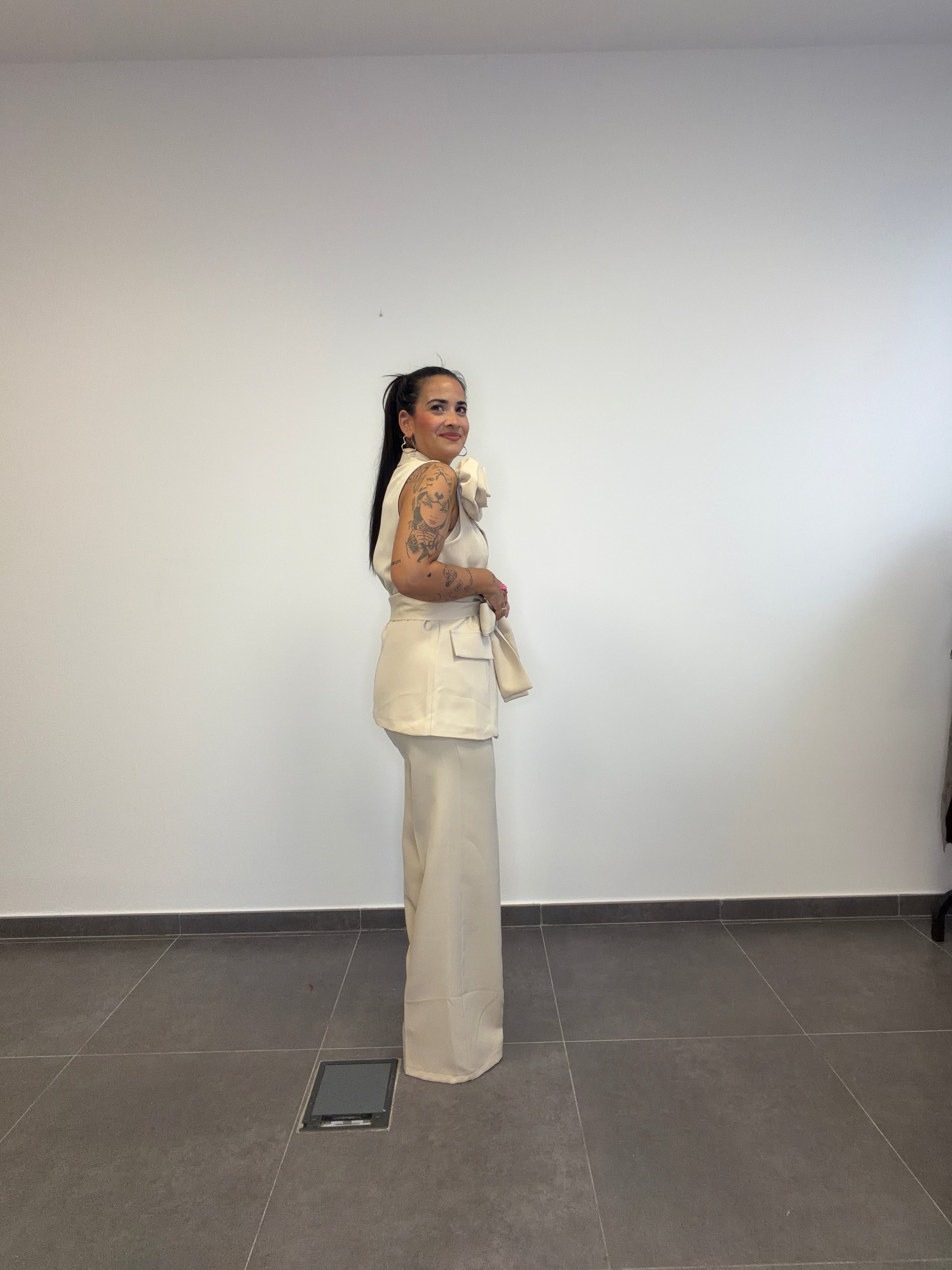 TRAJE FLOR BEIGE.