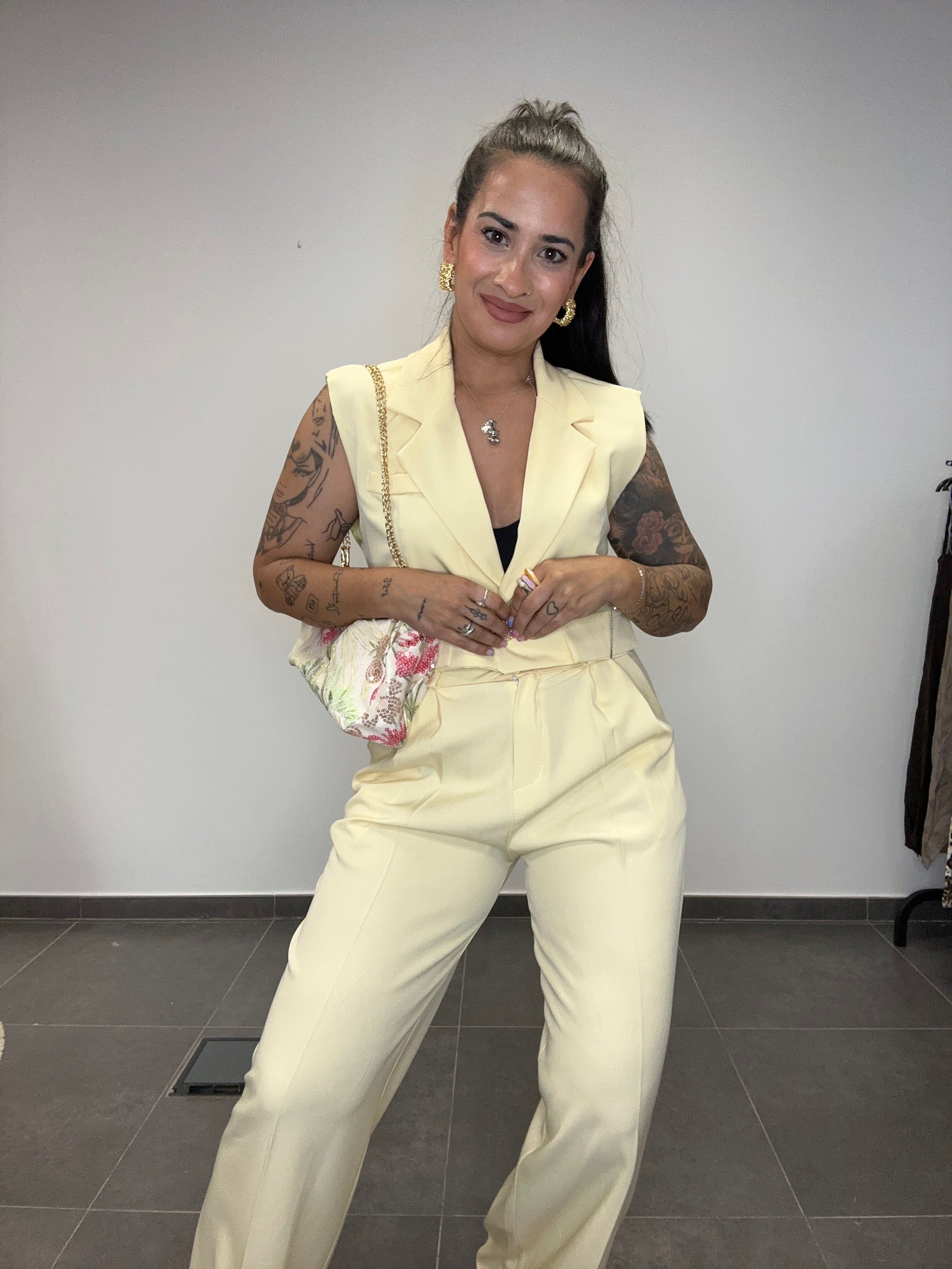 TRAJE CHALECO CROP AMARILLO.